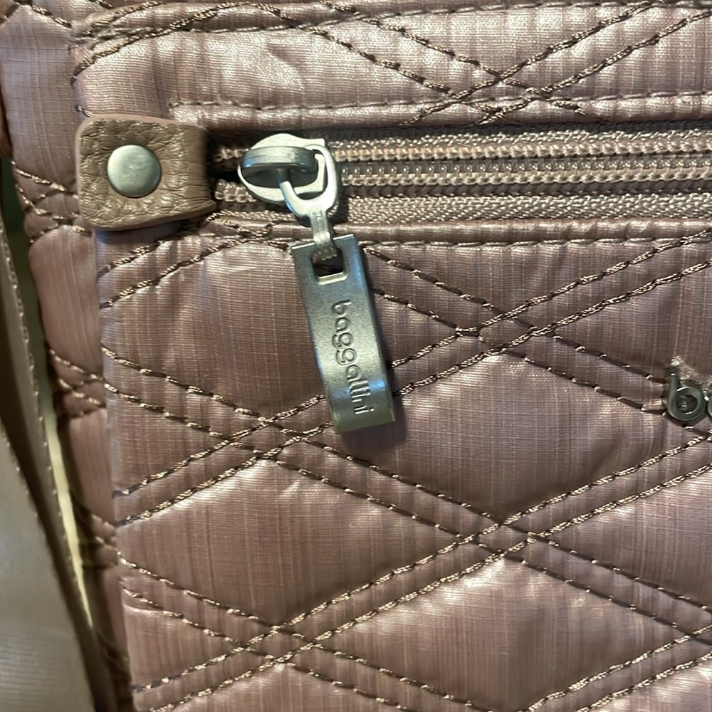 Baggallini Rose Metallic Quilt Crossbody - Picture 3 of 8